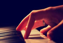 记者：罗马愤怒情绪高涨，但不会向欧足联申诉胡梅尔斯的红牌.